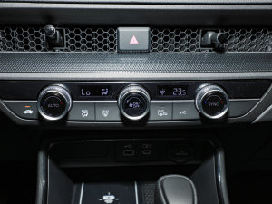2023款240TURBO 两驱睿型版 5座 空调调节