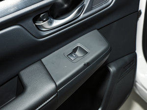 2023款240TURBO 两驱睿型版 5座 后排车窗控制区