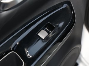 2023款1.5L CVT CRO-SS灵趣版 后排车窗控制区