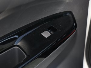 2023款1.5L CVT SPORT心动版 后排车窗控制区