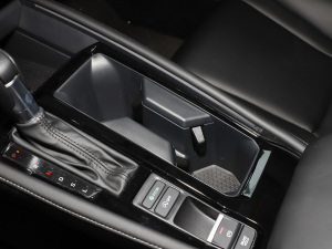 2023款260TURBO 精致版 前排杯架