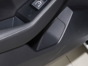 2023款260TURBO 精致版 后门储物空间