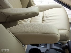 2010款2.4L 自动四驱豪华版 中央扶手箱