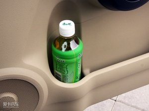 2010款2.4L 自动四驱豪华版 前门储物空间