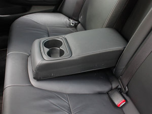 2012款2.0L TYPE-S自动版 后排中央扶手