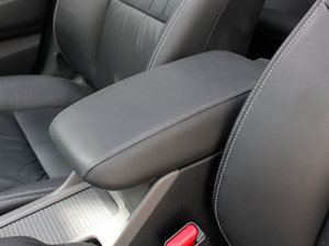 2012款2.0L TYPE-S自动版 中央扶手箱