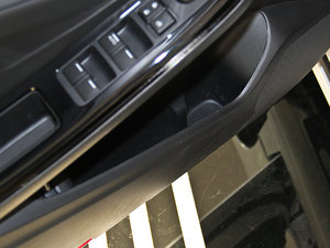 2015款2.4L DCT 豪华版 前门储物空间