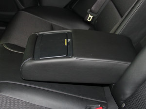 2015款2.4L DCT 豪华版 后排中央扶手