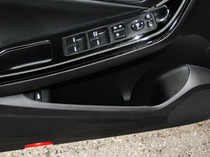 2015款2.0L CVT 尊贵版 前门储物空间