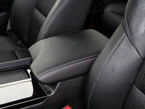 2015款2.0L CVT 尊贵版 中央扶手箱