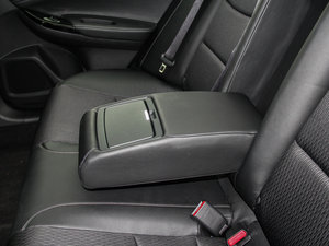 2015款2.0L CVT 尊贵版 后排中央扶手