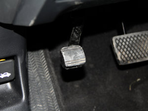 2015款2.0L CVT 尊贵版 驻车制动器