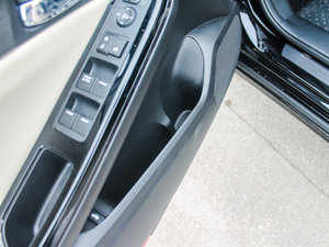2015款2.0L CVT 豪华版 前门储物空间