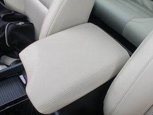 2015款2.0L CVT 豪华版 中央扶手箱