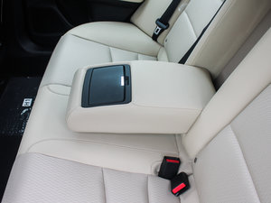 2015款2.0L CVT 豪华版 后排中央扶手