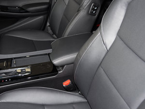 2015款2.4L DCT 尊贵版 中央扶手箱