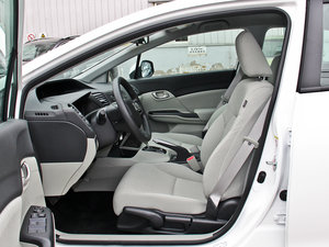 2014款1.8L LXi 自动经典版 前排空间