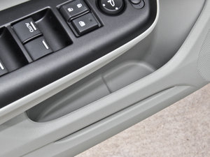 2014款1.8L LXi 自动经典版 前门储物空间