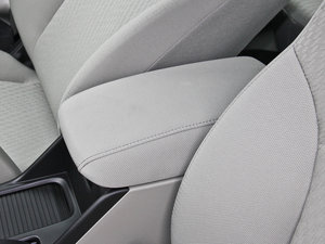 2014款1.8L LXi 自动经典版 中央扶手箱