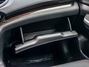 2015款2.4L 四驱尊贵版 手套箱