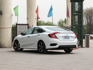 2016款220TURBO 自动尊耀版 左后45度