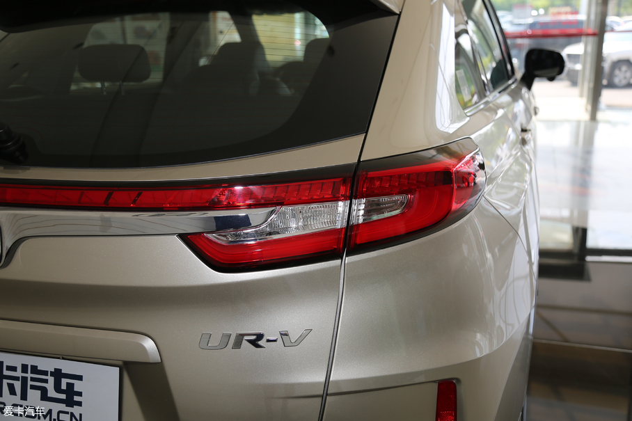 2017���UR-V 240TURBO �����A�� ��V