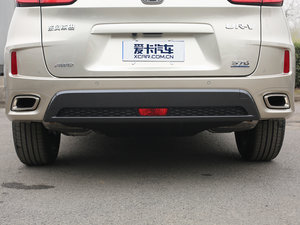 2017款370TURBO 四驱尊耀版 国V 排气管