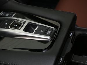 2017款370TURBO 四驱尊耀版 国V 驻车制动器