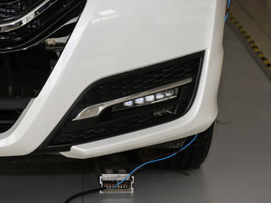 2017款370TURBO 两驱尊贵版 国V 前雾灯