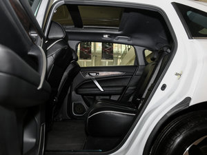 2017款370TURBO 两驱尊贵版 国V 后排空间