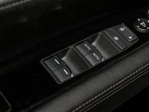 2017款370TURBO 两驱尊贵版 国V 主驾车窗控制区	