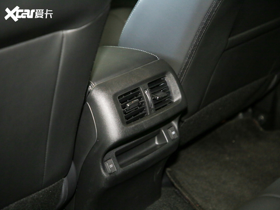 2020;_ 2.5L XL Upper ԄA