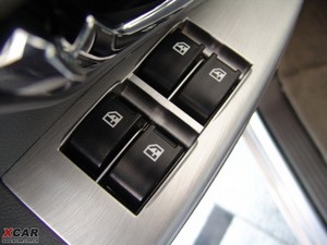 2010款1.6L 豪华版 主驾车窗控制区	