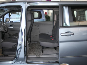 2011款1.6L 手动商用版 5座 后排空间