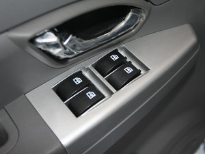 2011款1.6L 手动商用版 5座 主驾车窗控制区	