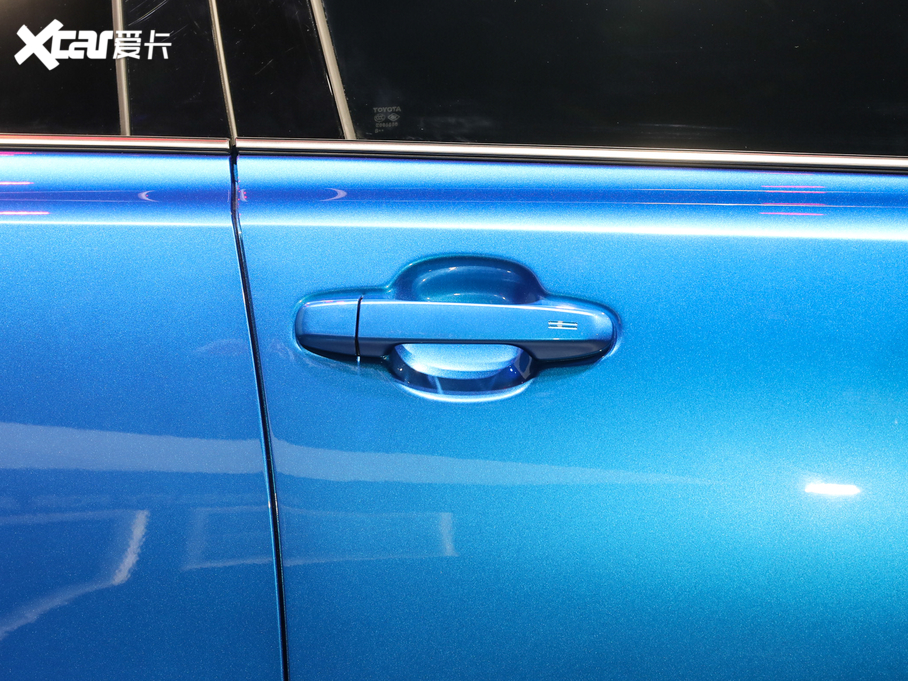 2020���S��C-HR EV ���F�촰��