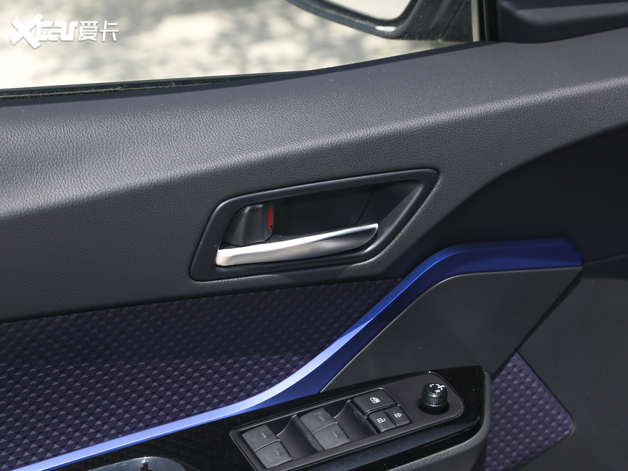 2020���S��C-HR EV ���A�촰��