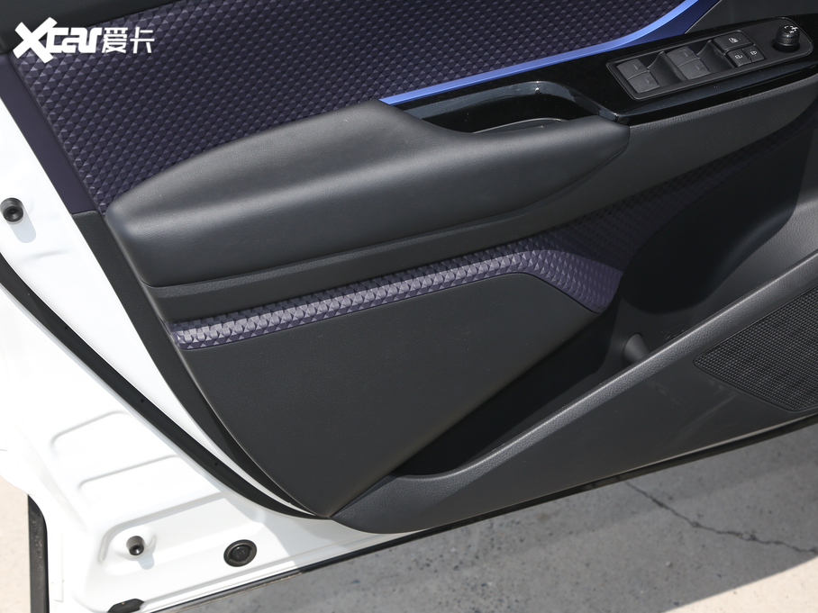 2020���S��C-HR EV ���A�촰��