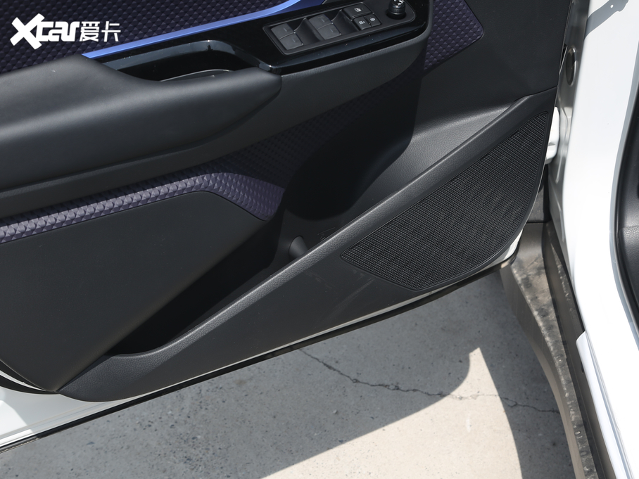 2020���S��C-HR EV ���A�촰��