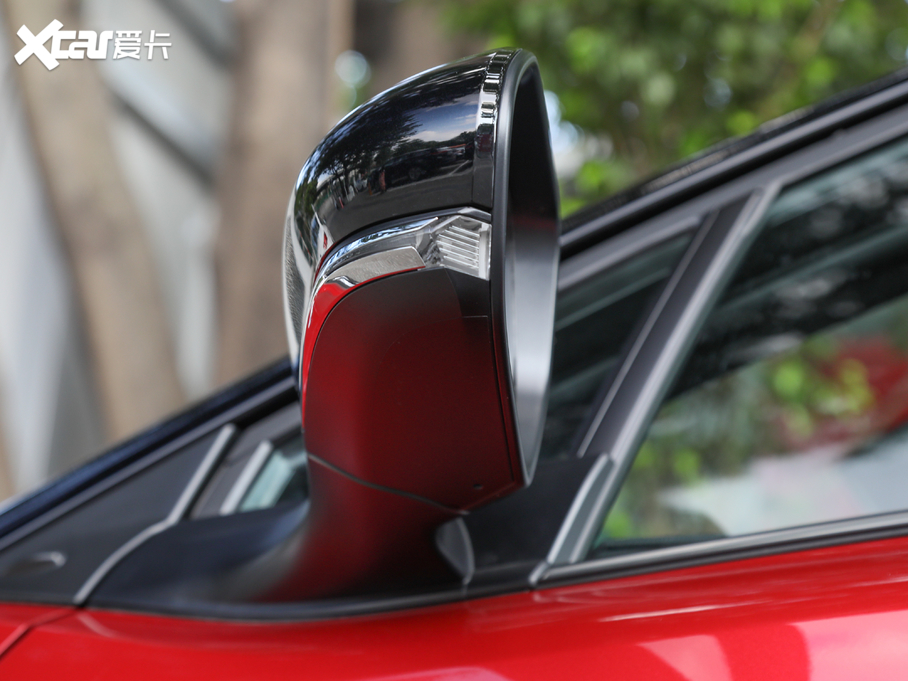 2020���S��C-HR EV ���F�촰��