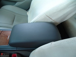 2009款240V G-BOOK 智能导航版 中央扶手箱