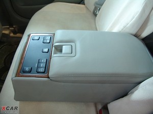 2009款240V G-BOOK 智能导航版 后排中央扶手