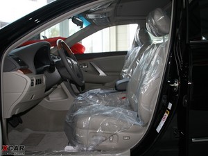 2009款240V 至尊导航版 前排空间