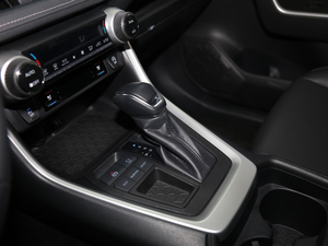 2020款2.0L CVT两驱尊贵版 换挡杆