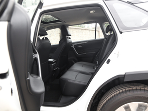 2020款2.0L CVT四驱豪华版 后排空间