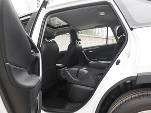 2020款2.0L CVT四驱豪华版 后排座椅放倒