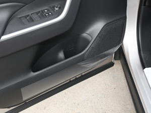 2020款 2.0L CVT两驱豪华版 前门储物空间