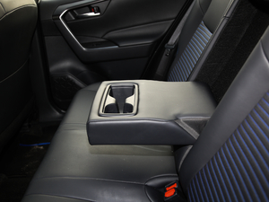 2020款2.0L CVT四驱科技版 后排中央扶手