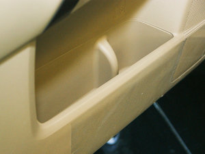 2009款3.5L 四驱豪华版 前门储物空间