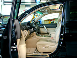 2009款3.5L 四驱豪华版 前排空间